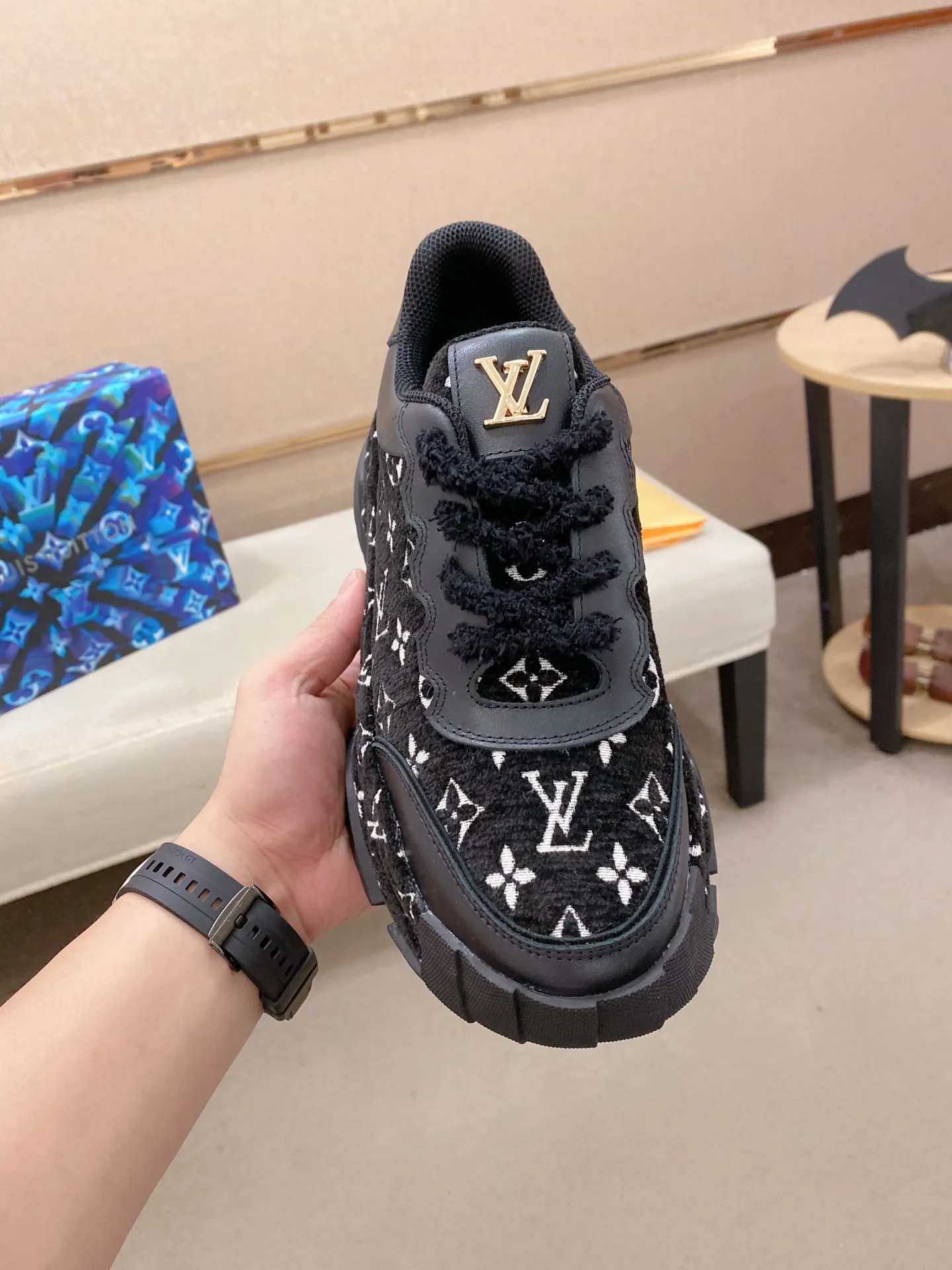 Factory price 600💰 Louis Vuitton (Louis Vuitton/lv) official website 1:1 copy 👊🏻Upper 🇮🇹Imported cowhide🇩🇪Lining imported breathable mesh lining. The original outsole is molded to reflect the identity of every man, and the upper foot is elegant and stable🚶🏻🚶🏻The high-end custom counter original replica📯The shoe last remains unchanged regardless of wind and rain, and can withstand the verification of time🔍️,🔵 Size: 39-45. Can be customized 38-46 non-refundable and non-exchangeable!